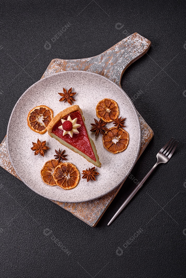 Saborosa fatia de torta de fruta em uma mesa de concreto