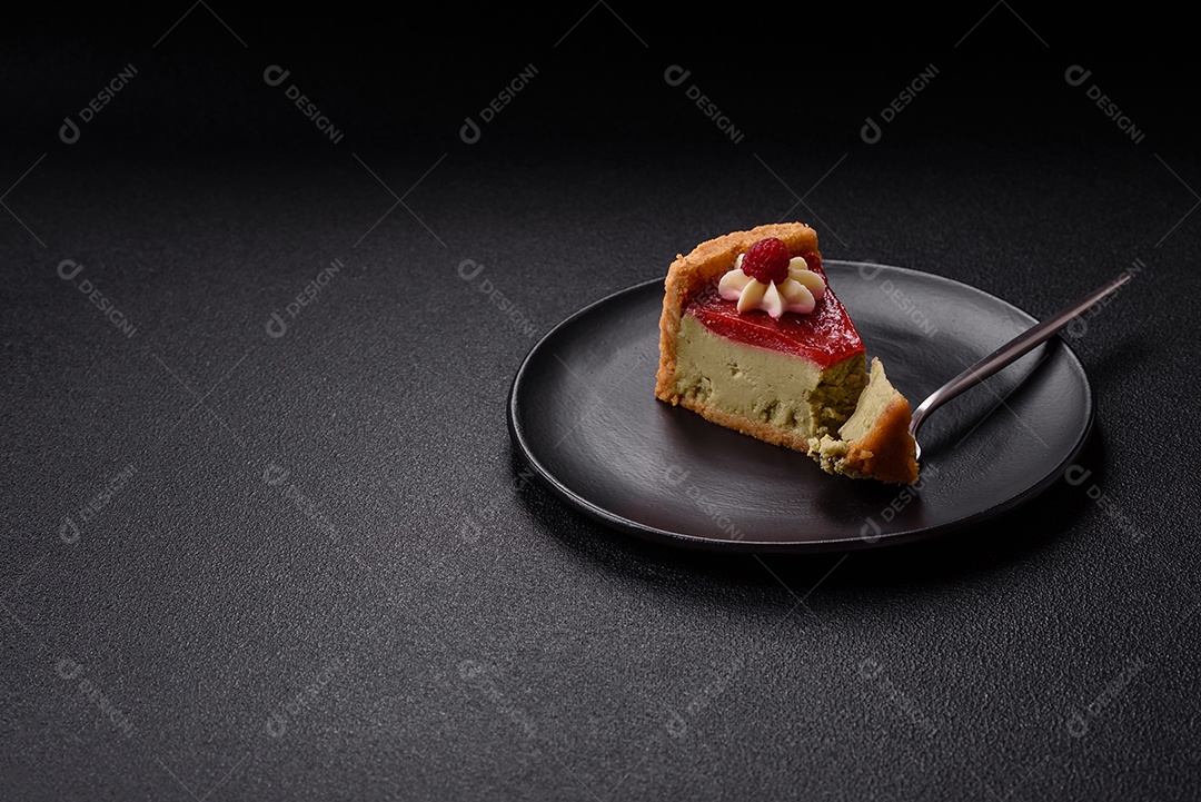 Saborosa fatia de torta de fruta em uma mesa de concreto