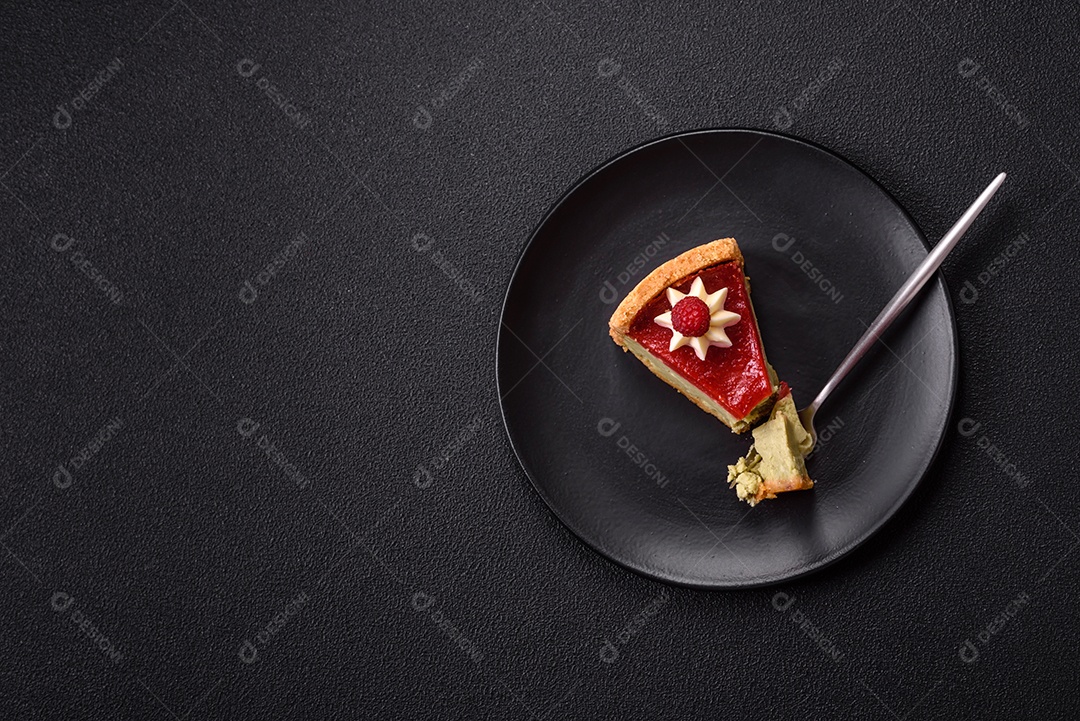 Saborosa fatia de torta de fruta em uma mesa de concreto