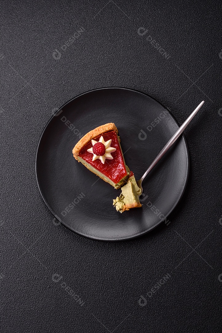 Saborosa fatia de torta de fruta em uma mesa de concreto