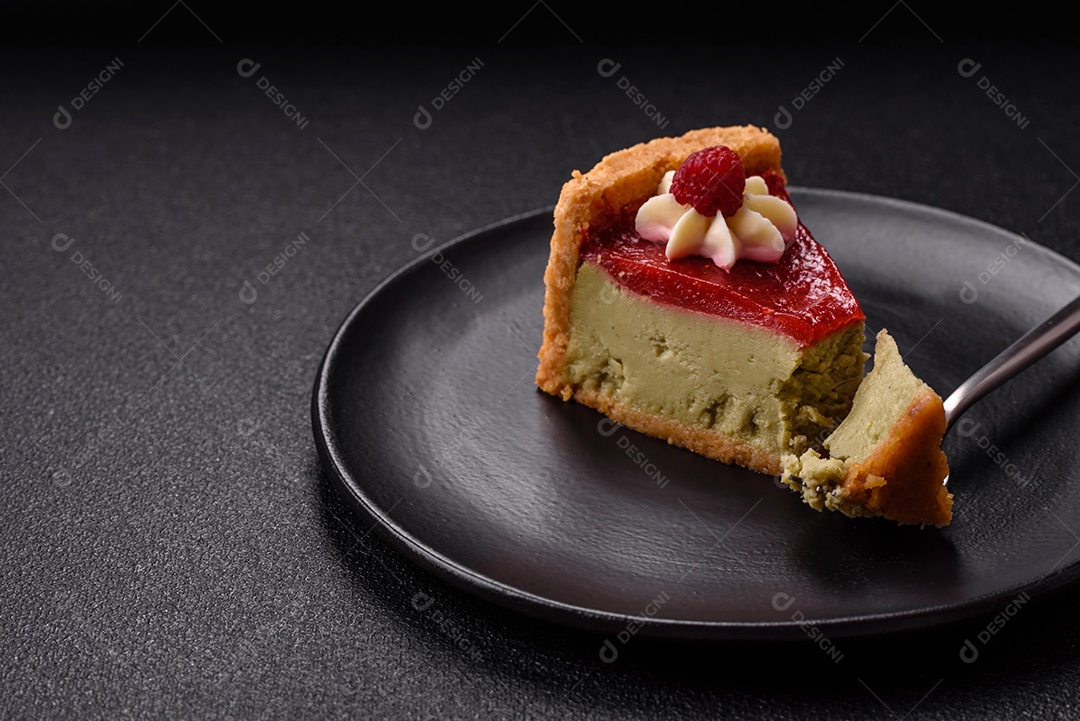 Saborosa fatia de torta de fruta em uma mesa de concreto