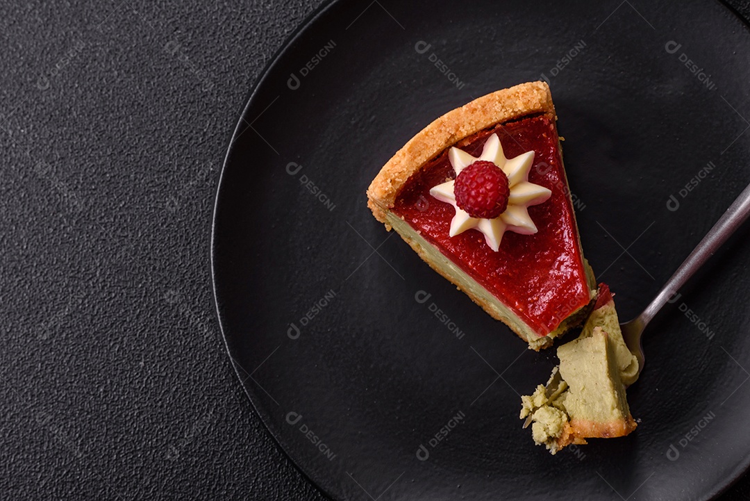Saborosa fatia de torta de fruta em uma mesa de concreto