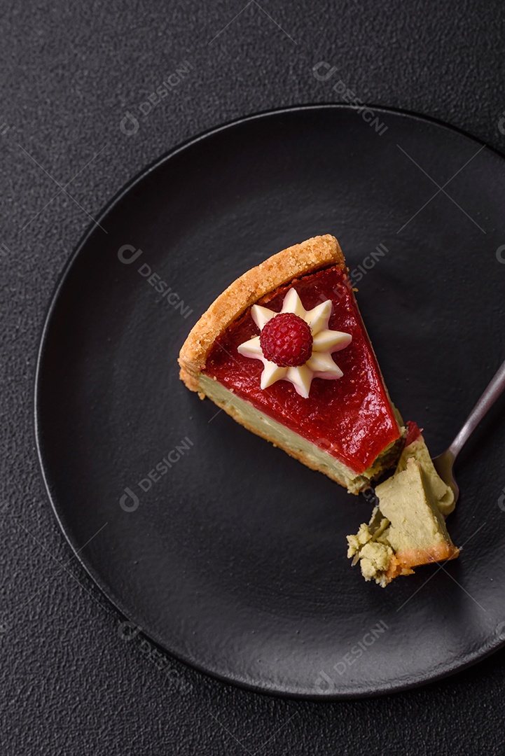 Saborosa fatia de torta de fruta em uma mesa de concreto