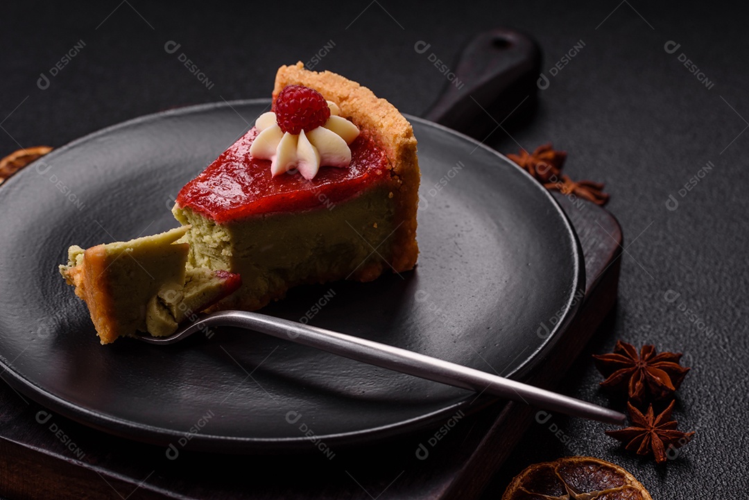 Saborosa fatia de torta de fruta em uma mesa de concreto