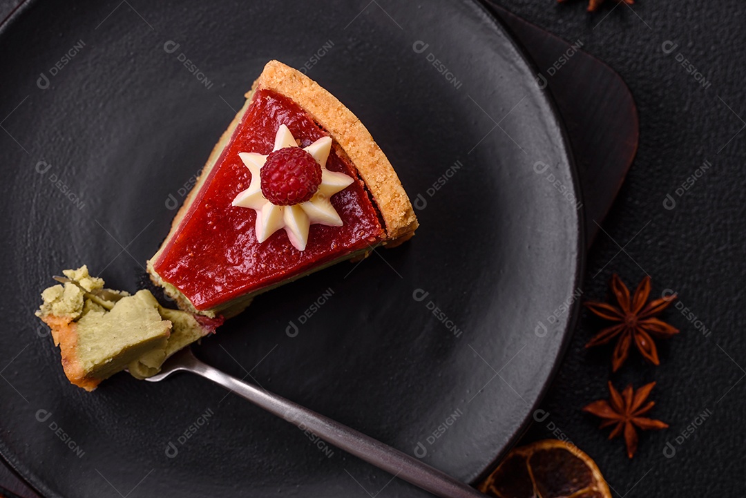 Saborosa fatia de torta de fruta em uma mesa de concreto