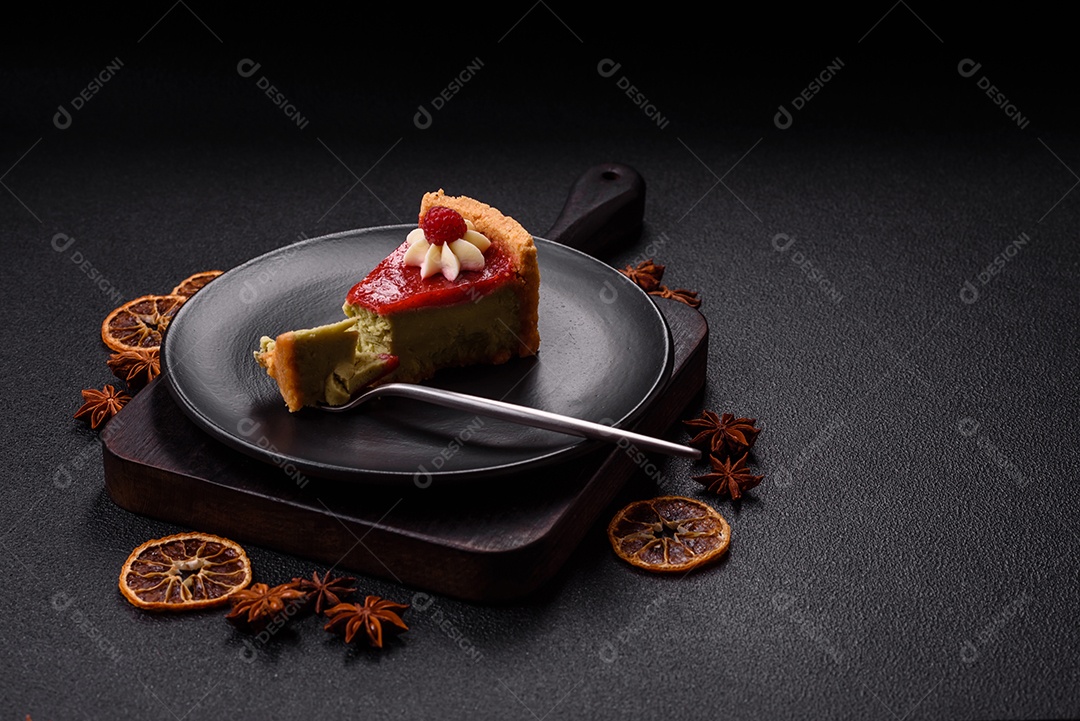 Saborosa fatia de torta de fruta em uma mesa de concreto