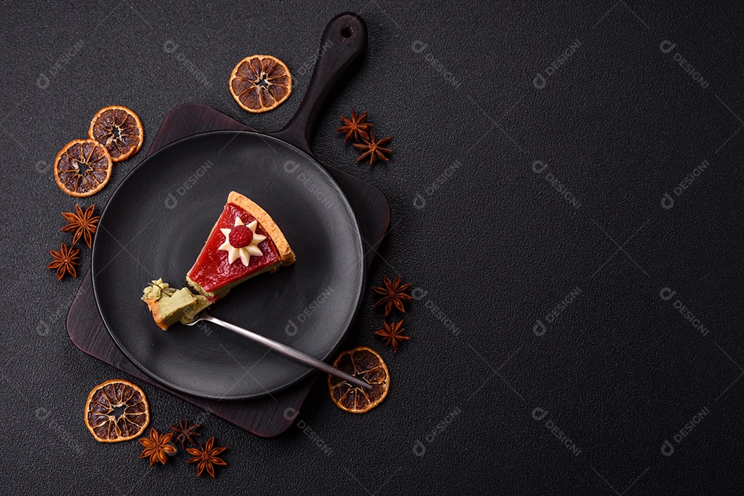 Saborosa fatia de torta de fruta em uma mesa de concreto