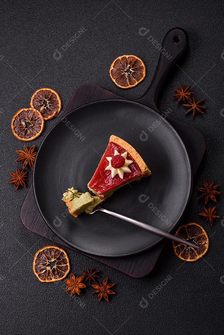 Saborosa fatia de torta de fruta em uma mesa de concreto