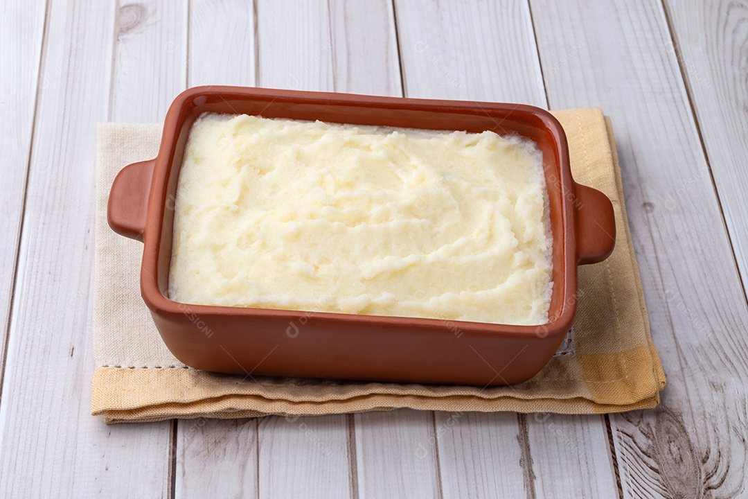 Imagem mostra um purê de batata em uma travessa de cerâmica