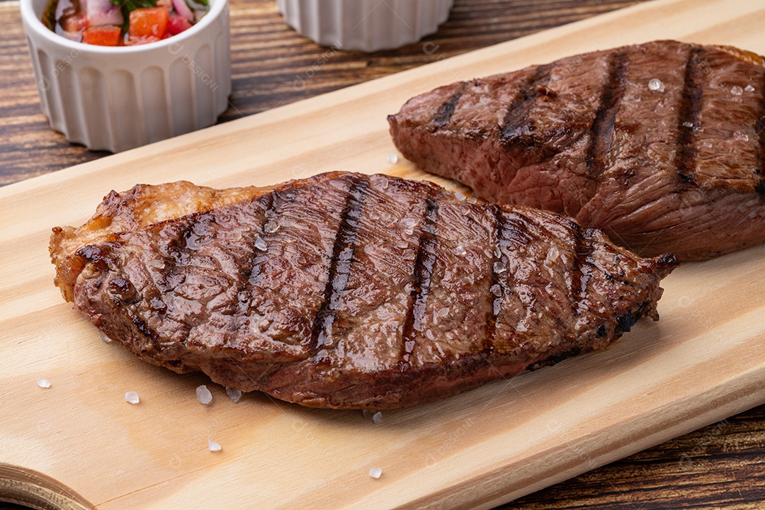 Imagem mostra dois bifes grelhados, provavelmente de carne bovina