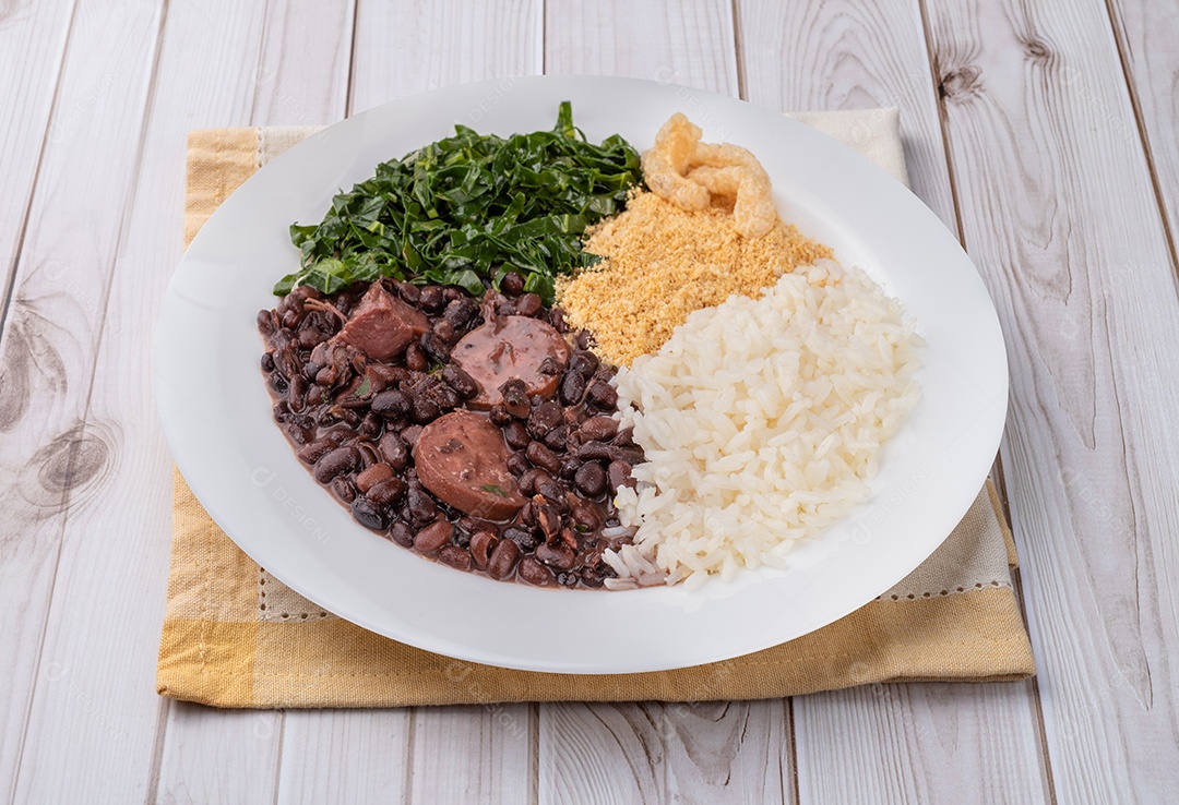 Imagem mostra um prato de Feijoada à Brasileira, um prato típico e popular da culinária brasileira.