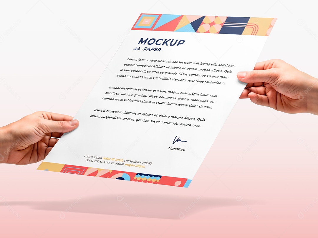 Mãos Segurando um Papel Timbrado Mockup PSD Editável