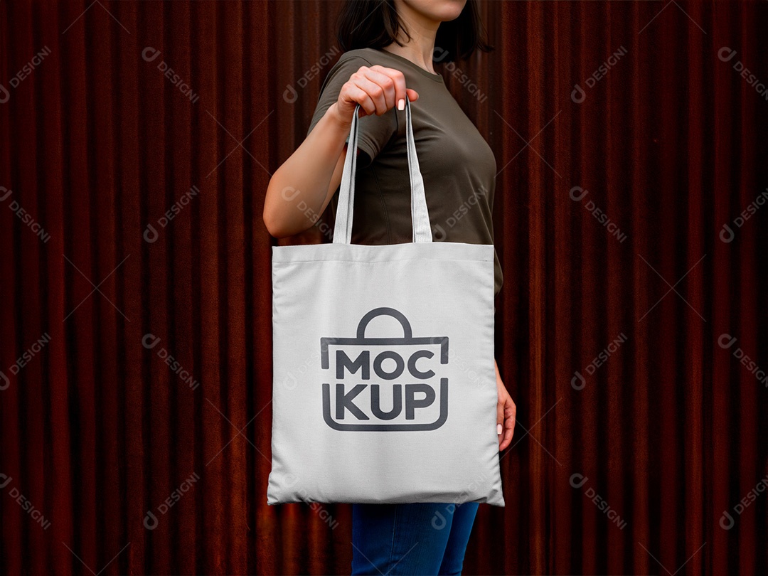 Mão Segurando uma Bolsa Mockup PSD Editável