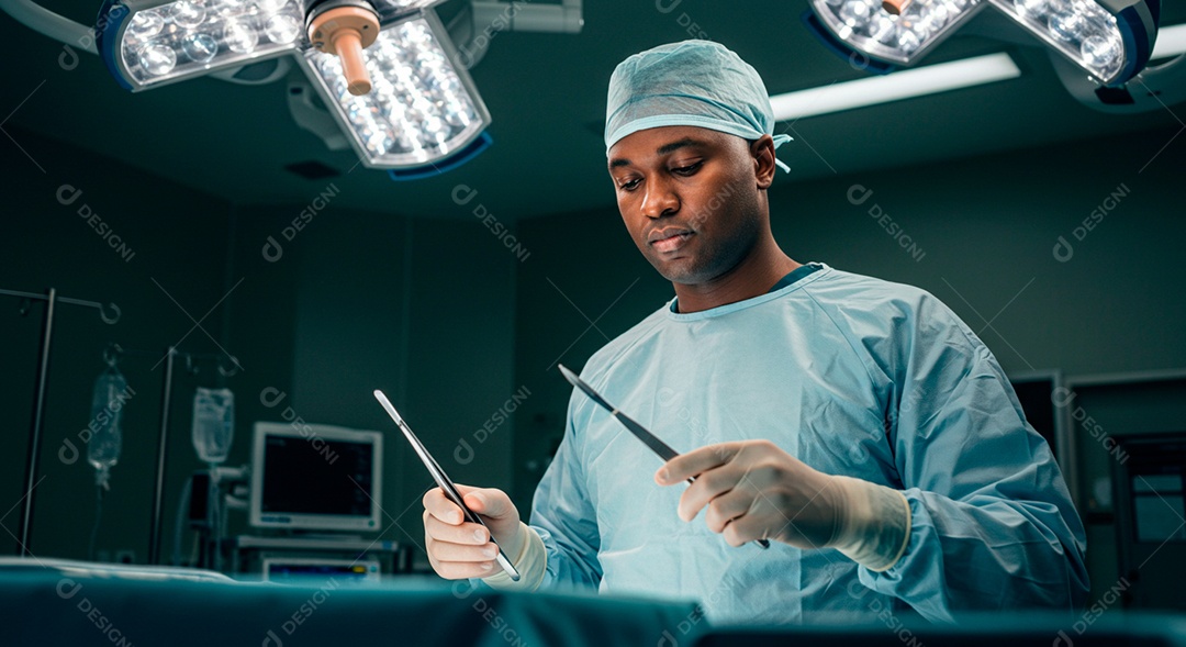 Médico negro bonito cirurgião em mesa de cirurgia