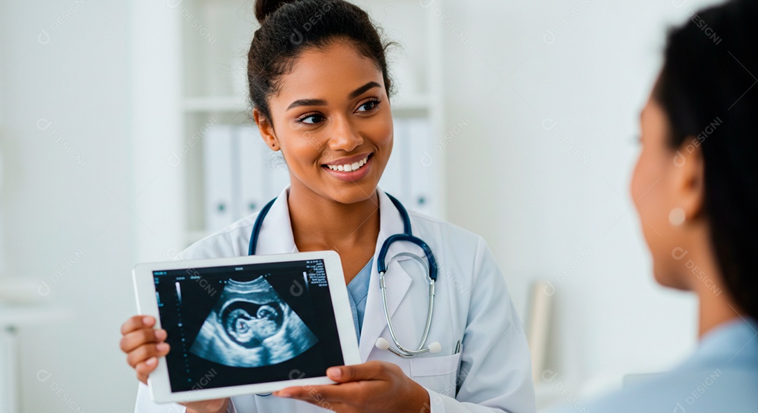 Médica com ultrassom mostrando a paciente