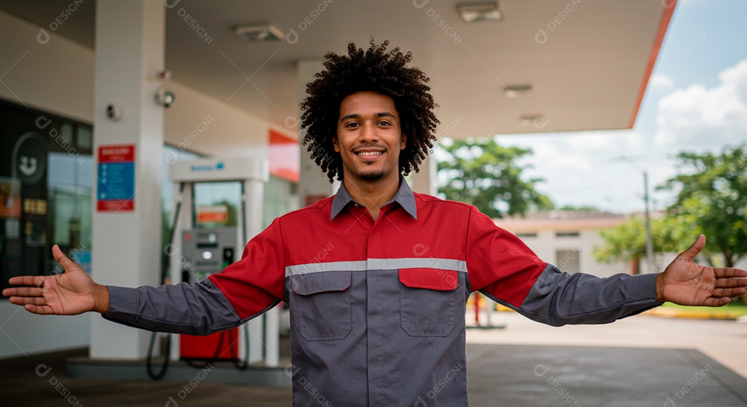 Homem frentista negro trabalhando feliz em posto de combustível