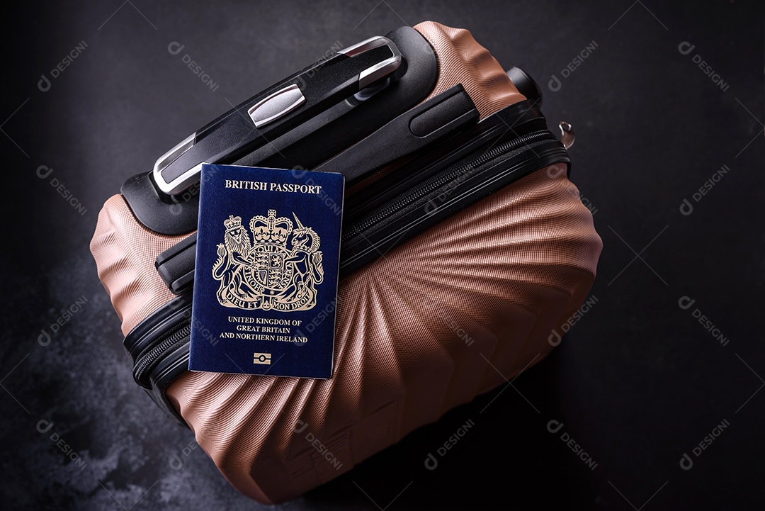 Passaporte sobre uma mala de viagem em mesa de concreto