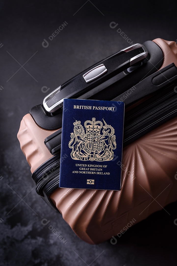 Passaporte sobre uma mala de viagem em mesa de concreto