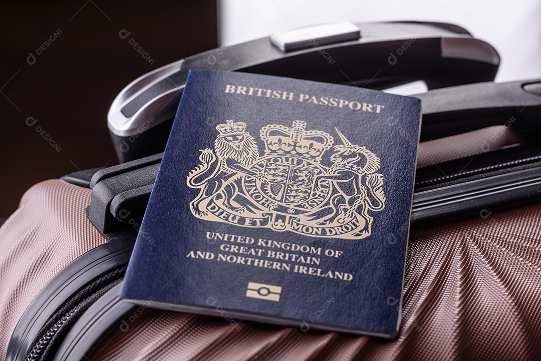 Passaporte sobre uma mala de viagem em mesa de concreto