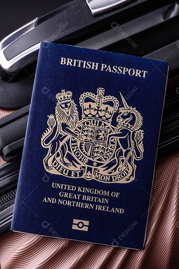 Passaporte sobre uma mala de viagem ao lado de dinheiro