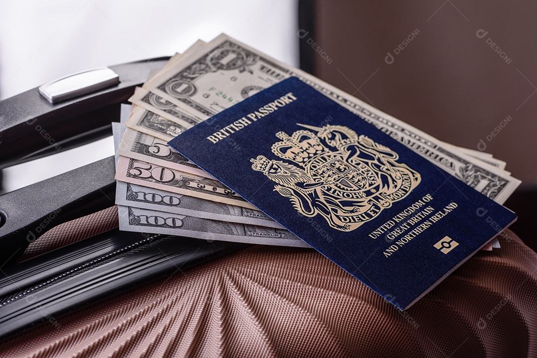Passaporte sobre uma mala de viagem ao lado de dinheiro