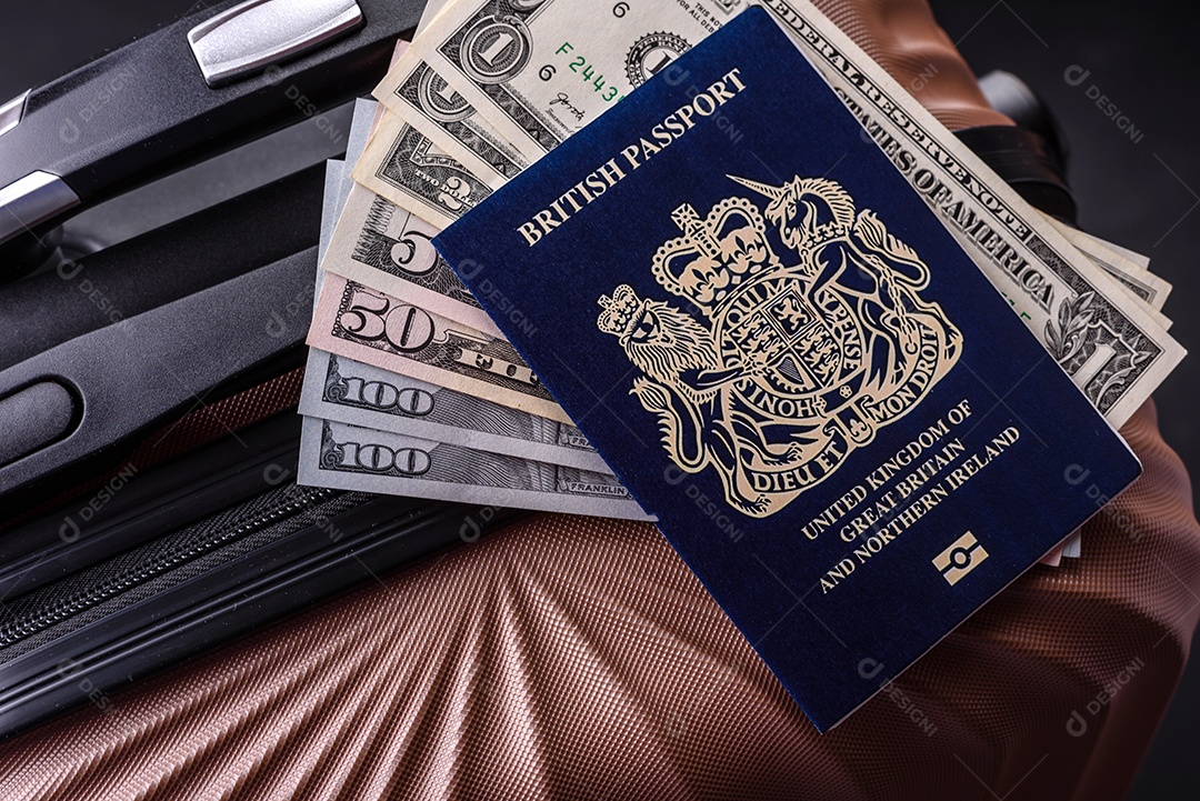 Passaporte sobre uma mala de viagem ao lado de dinheiro