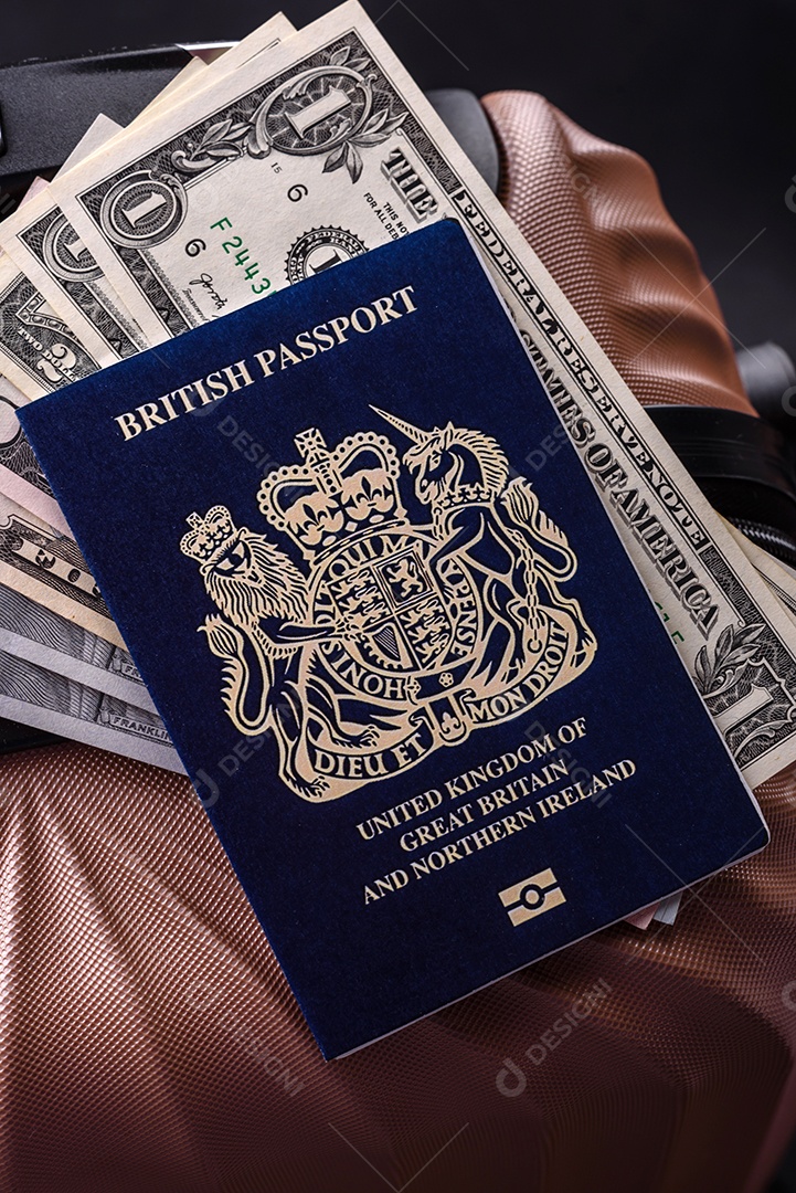 Passaporte sobre uma mala de viagem ao lado de dinheiro