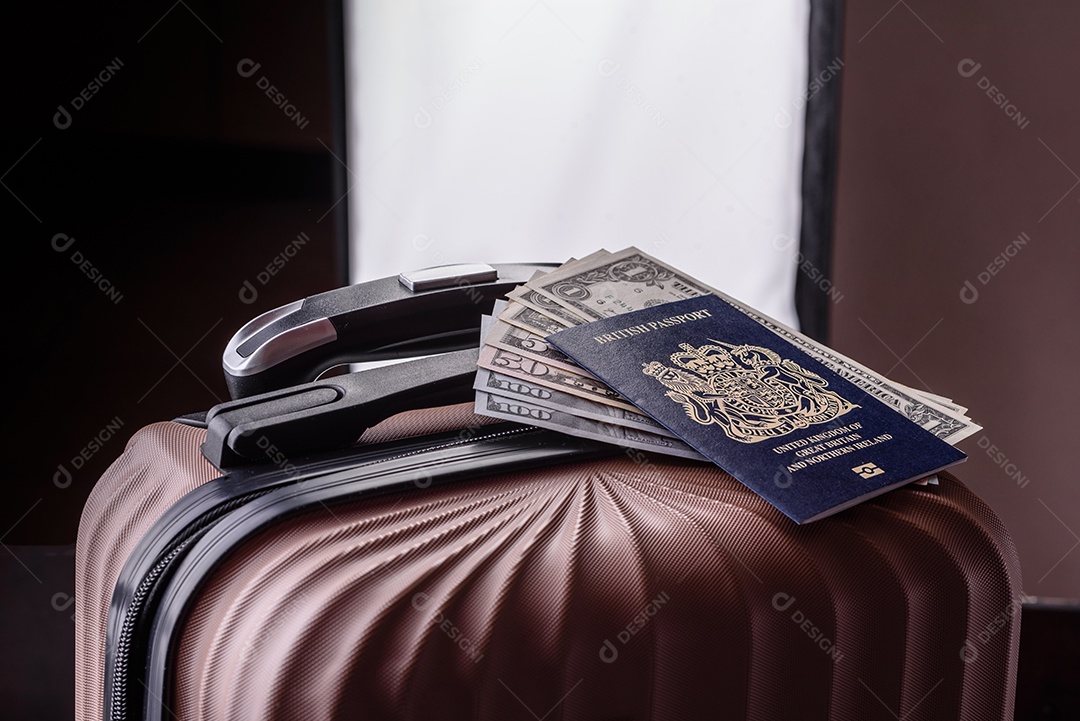 Passaporte sobre uma mala de viagem em mesa de concreto