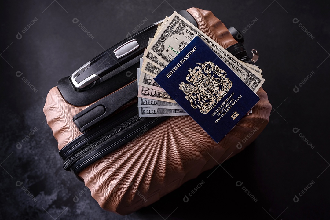 Passaporte sobre uma mala de viagem ao lado de dinheiro