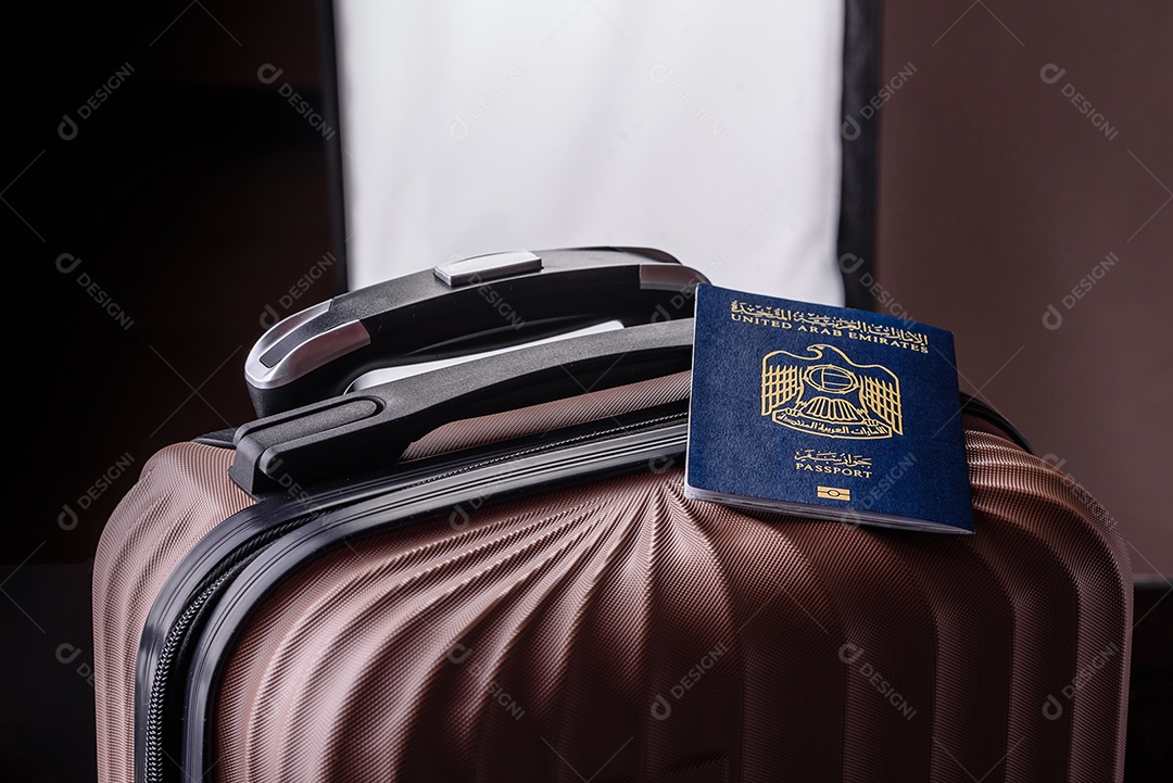 Passaporte sobre uma mala de viagem em mesa de concreto