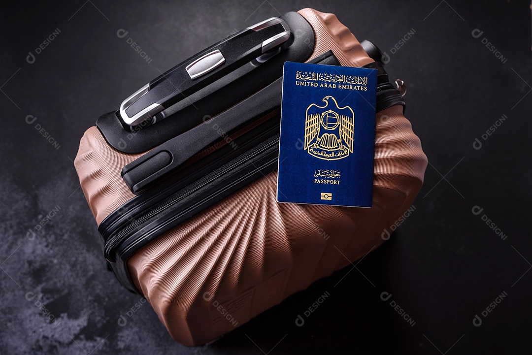 Passaporte sobre uma mala de viagem em mesa de concreto