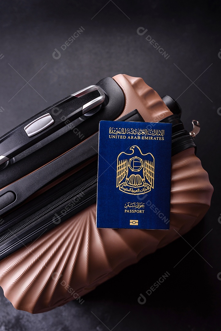 Passaporte sobre uma mala de viagem em mesa de concreto