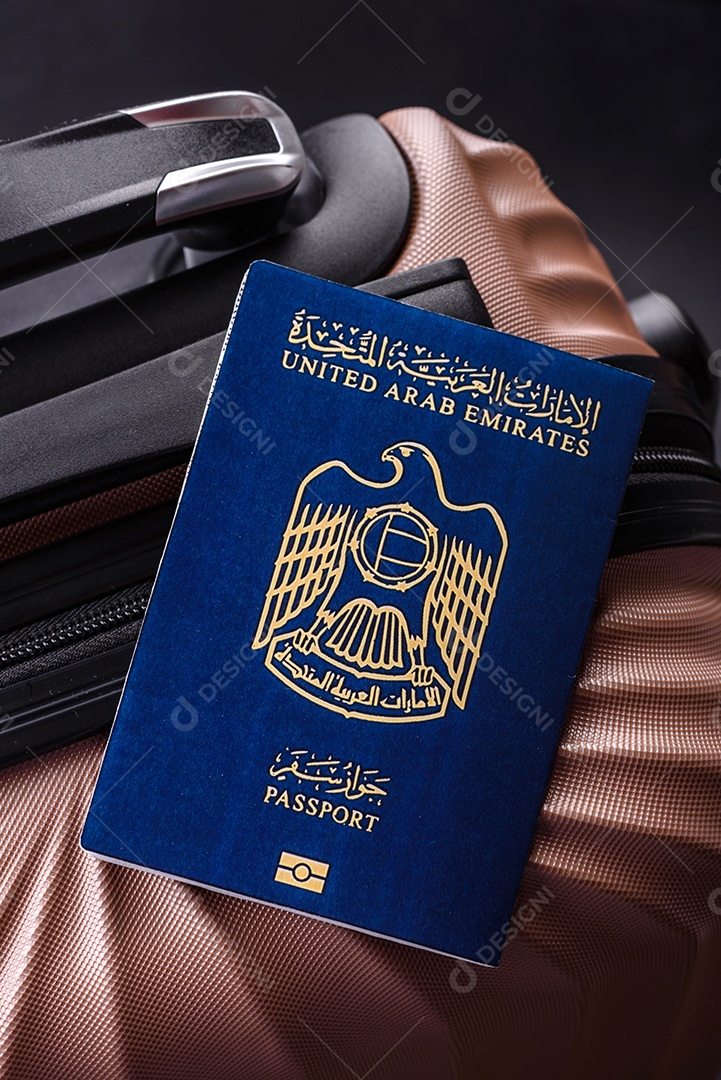 Passaporte sobre uma mala de viagem em mesa de concreto