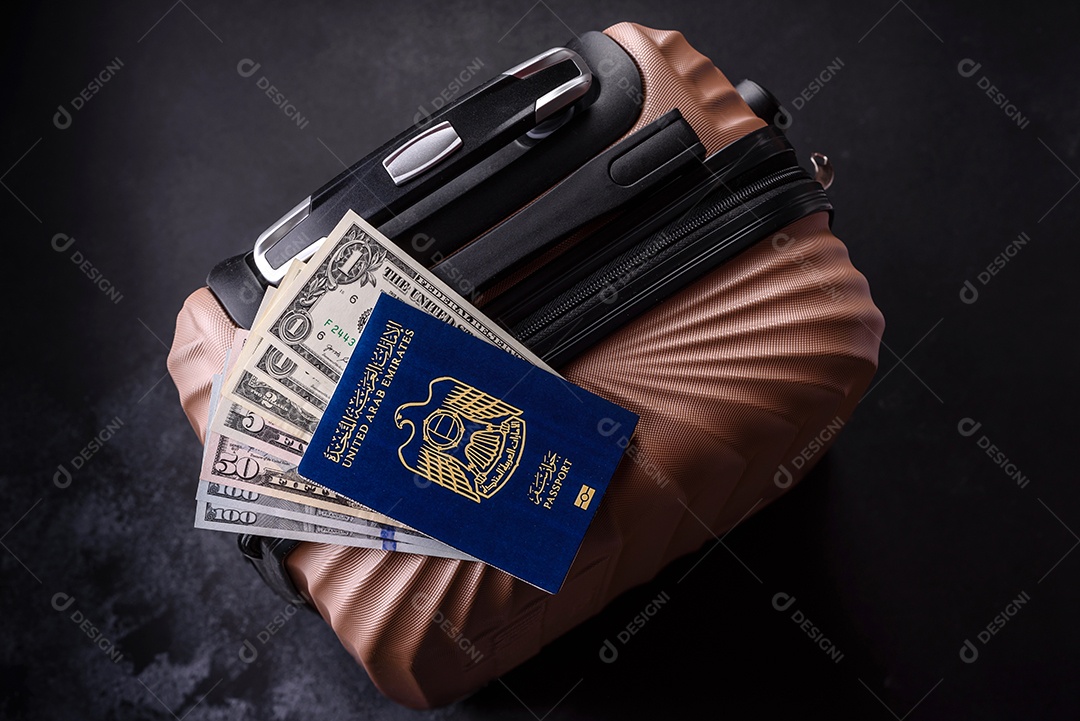 Passaporte sobre uma mala de viagem ao lado de dinheiro