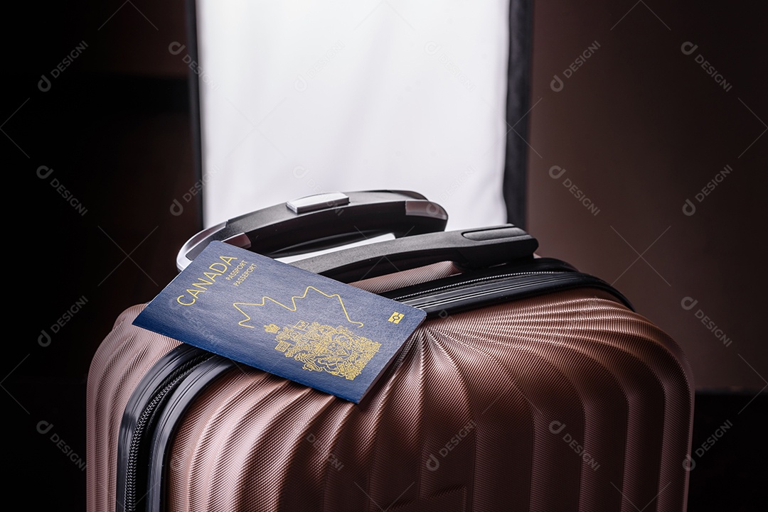 Passaporte sobre uma mala de viagem em mesa de concreto