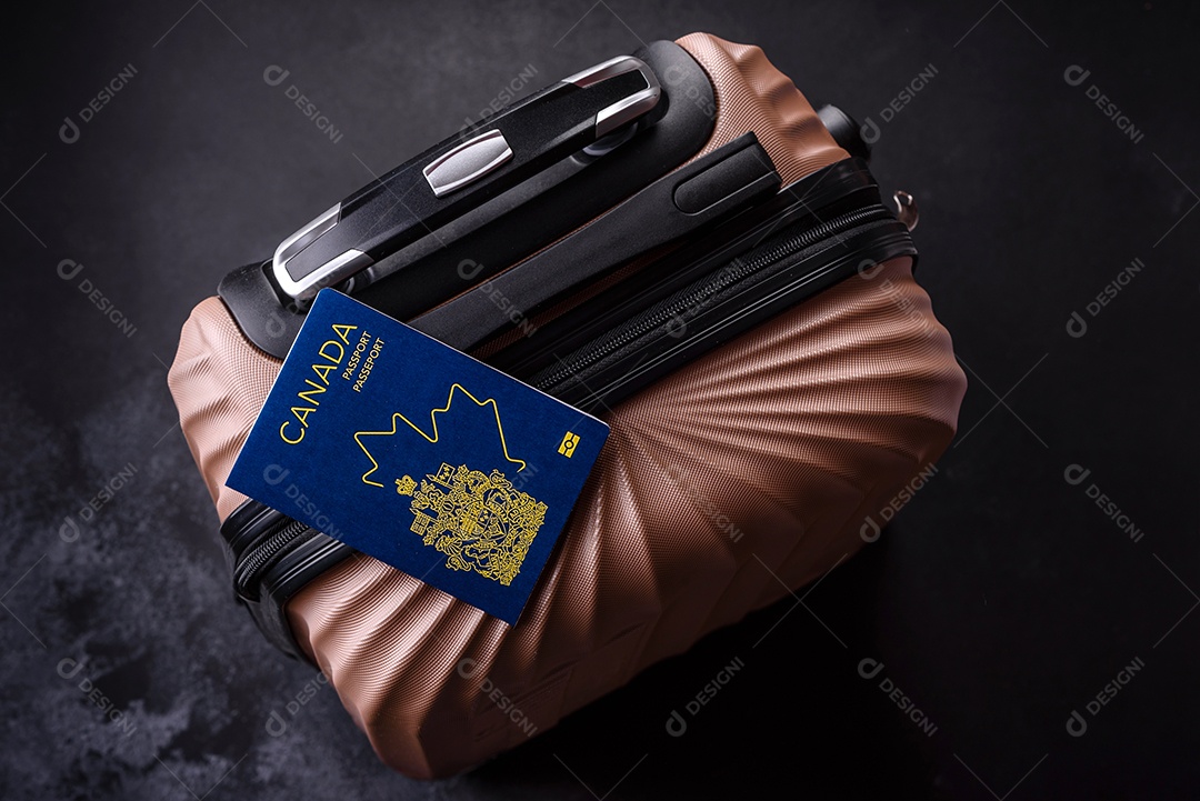 Passaporte sobre uma mala de viagem em mesa de concreto