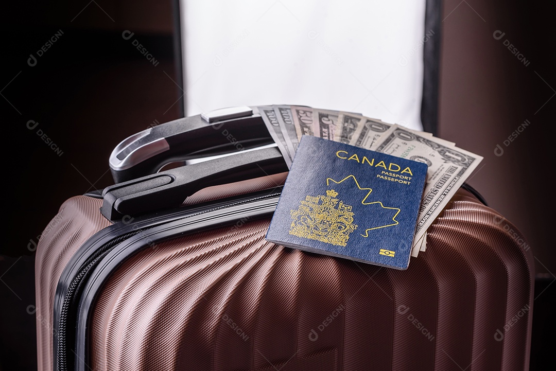 Passaporte sobre uma mala de viagem ao lado de dinheiro