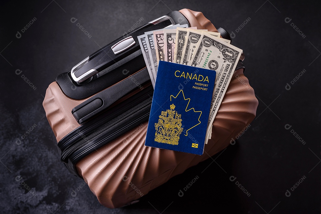 Passaporte sobre uma mala de viagem ao lado de dinheiro