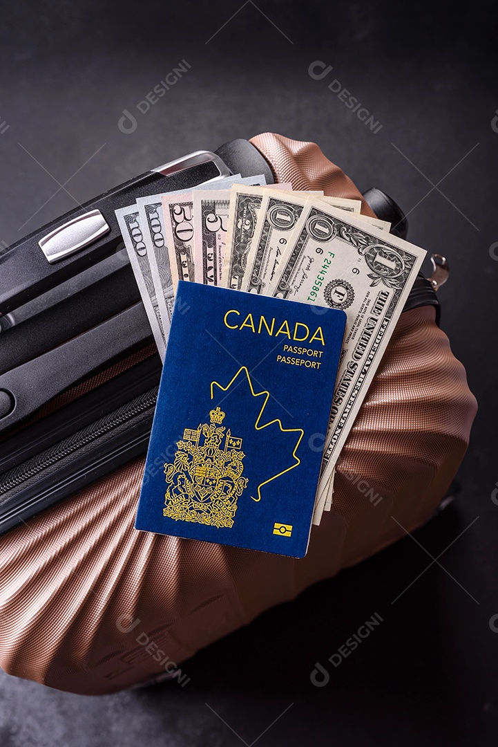 Passaporte sobre uma mala de viagem ao lado de dinheiro