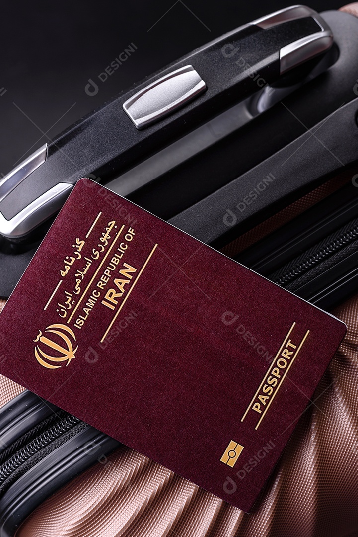 Passaporte sobre uma mala de viagem em mesa de concreto