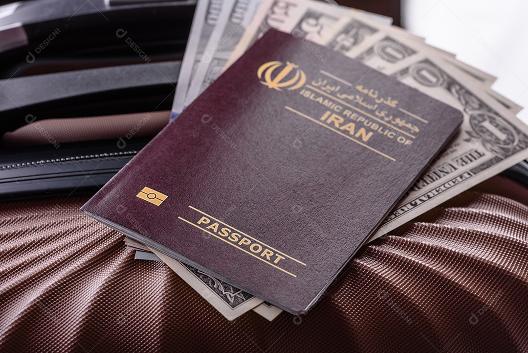 Passaporte sobre uma mala de viagem ao lado de dinheiro