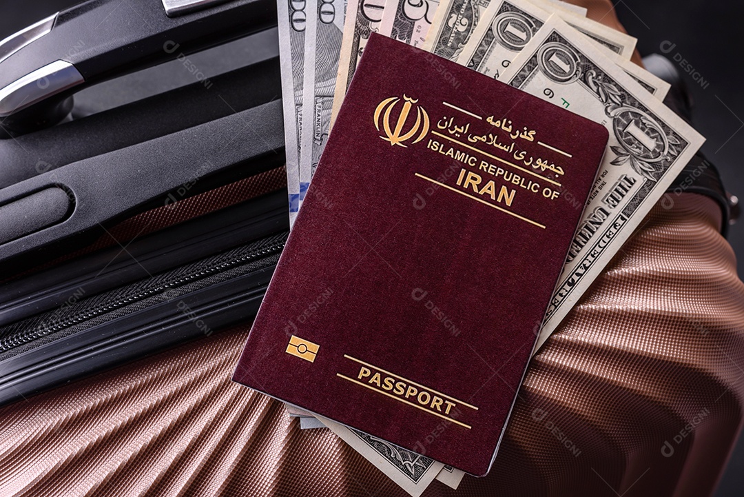 Passaporte sobre uma mala de viagem ao lado de dinheiro