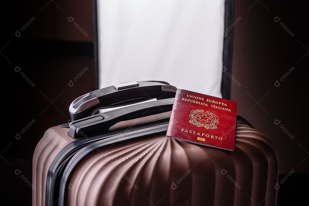 Passaporte sobre uma mala de viagem em mesa de concreto