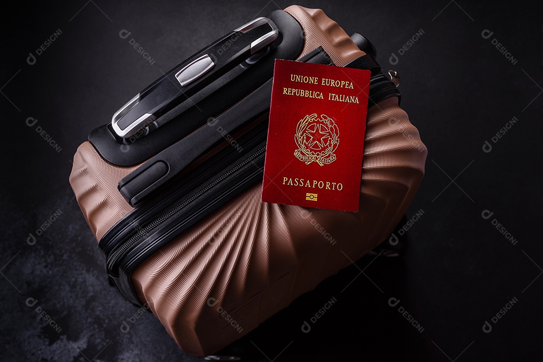 Passaporte sobre uma mala de viagem em mesa de concreto