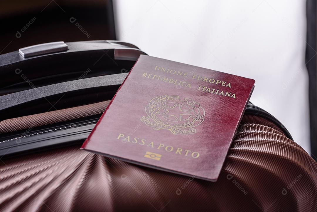 Passaporte sobre uma mala de viagem em mesa de concreto