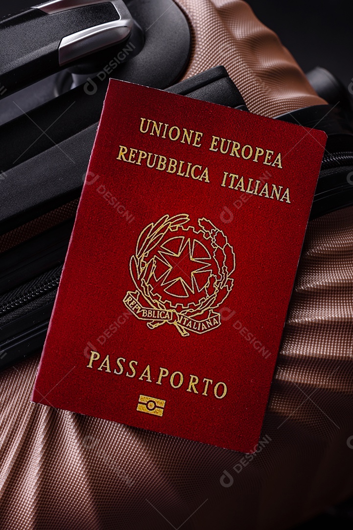 Passaporte sobre uma mala de viagem em mesa de concreto