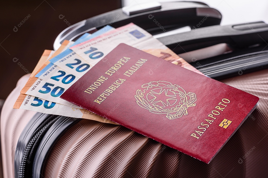 Passaporte sobre uma mala de viagem ao lado de dinheiro
