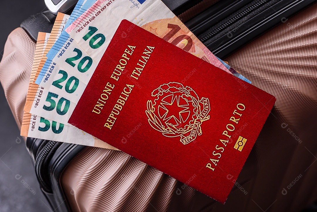 Passaporte sobre uma mala de viagem ao lado de dinheiro