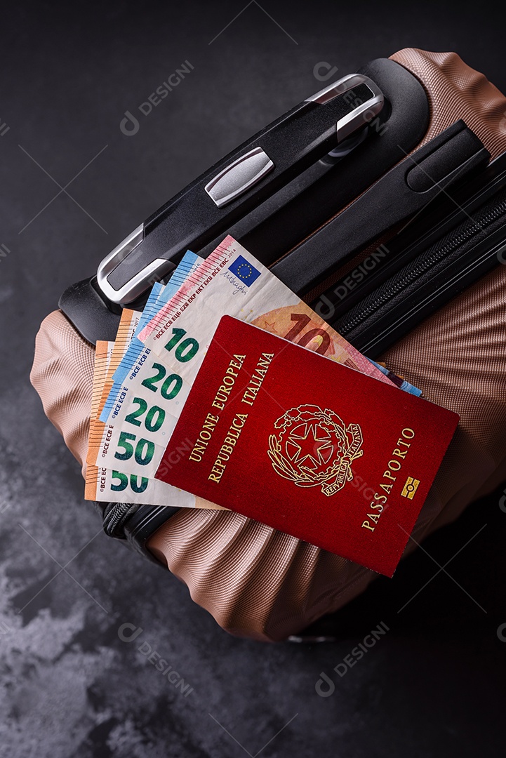Passaporte sobre uma mala de viagem ao lado de dinheiro