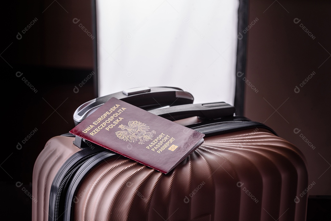 Passaporte sobre uma mala de viagem em mesa de concreto